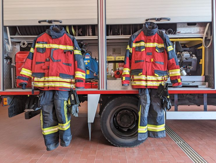 Neue Schutzkleidung für die Feuerwehren! links: für Atemschutzgeräteträger / rechts: für Tätigkeiten in der technischen Hilfeleistung