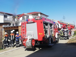 ©FF Ast: Weixerau, Brand in einem Mehrfamilienhaus