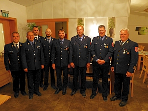 Die Feuerwehr Führung der Feuerwehr Ast und des Landkreises Landshut zusammen mit den Jubilaren Knoll Rainer (4.v.r) und Heubl Tobias (3.v.r)