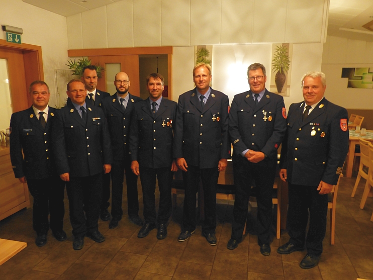 Die Feuerwehr Führung der Feuerwehr Ast und des Landkreises Landshut zusammen mit den Jubilaren Knoll Rainer (4.v.r) und Heubl Tobias (3.v.r)