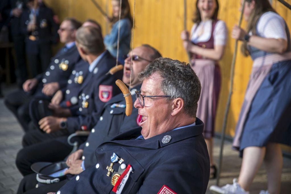 Fahnenmutter und Fahnenbraut bitten