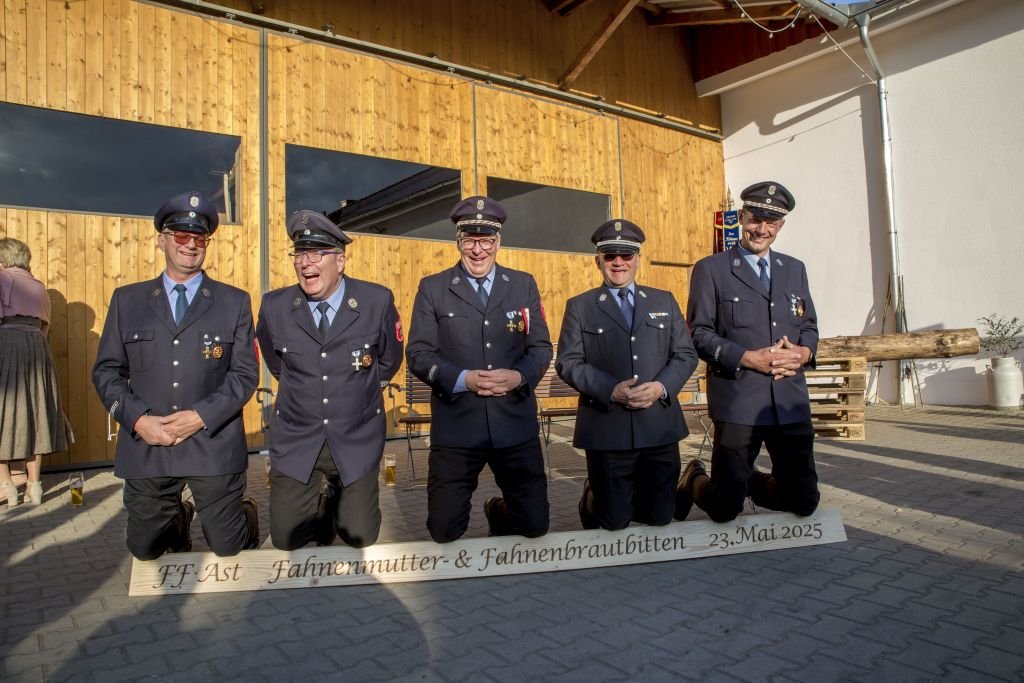 Fahnenmutter und Fahnenbraut bitten