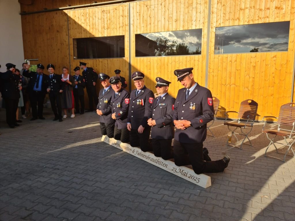 Fahnenmutter und Fahnenbraut bitten