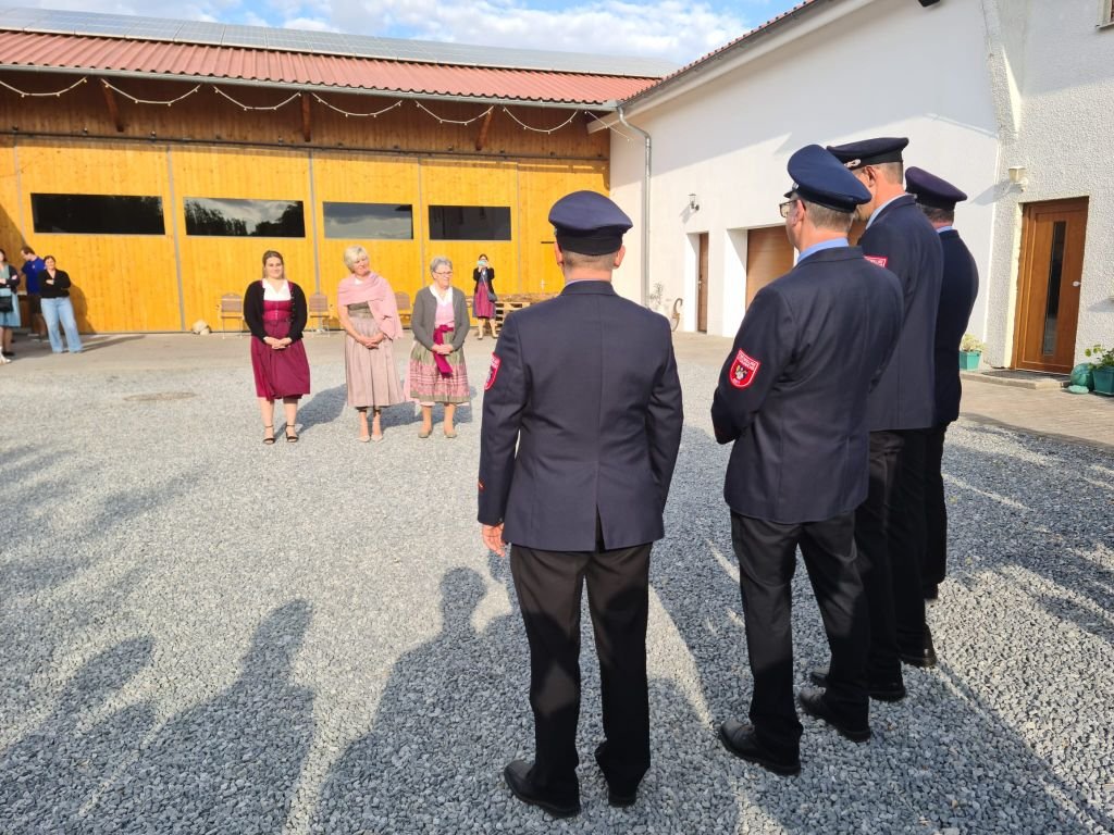 Fahnenmutter und Fahnenbraut bitten