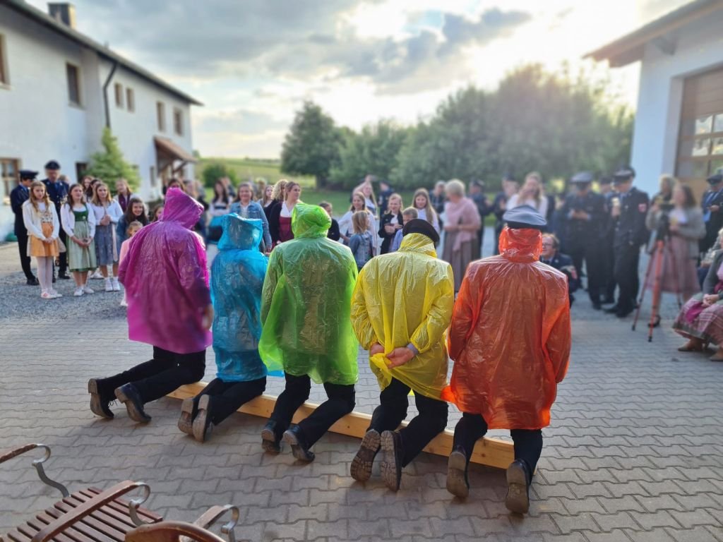 Fahnenmutter und Fahnenbraut bitten