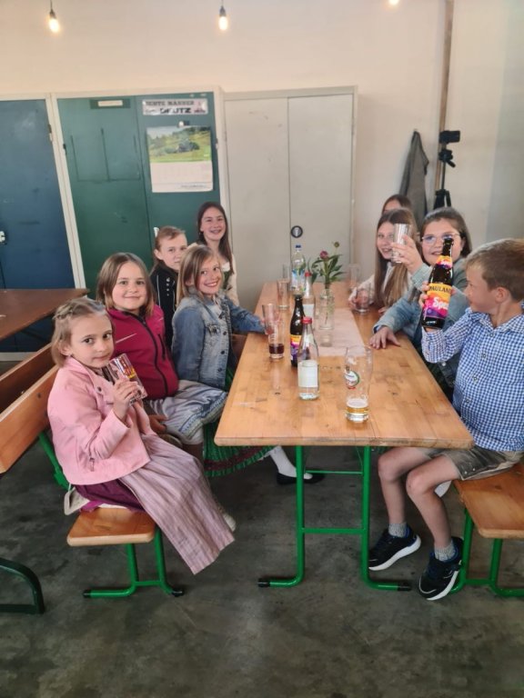 Fahnenmutter und Fahnenbraut bitten