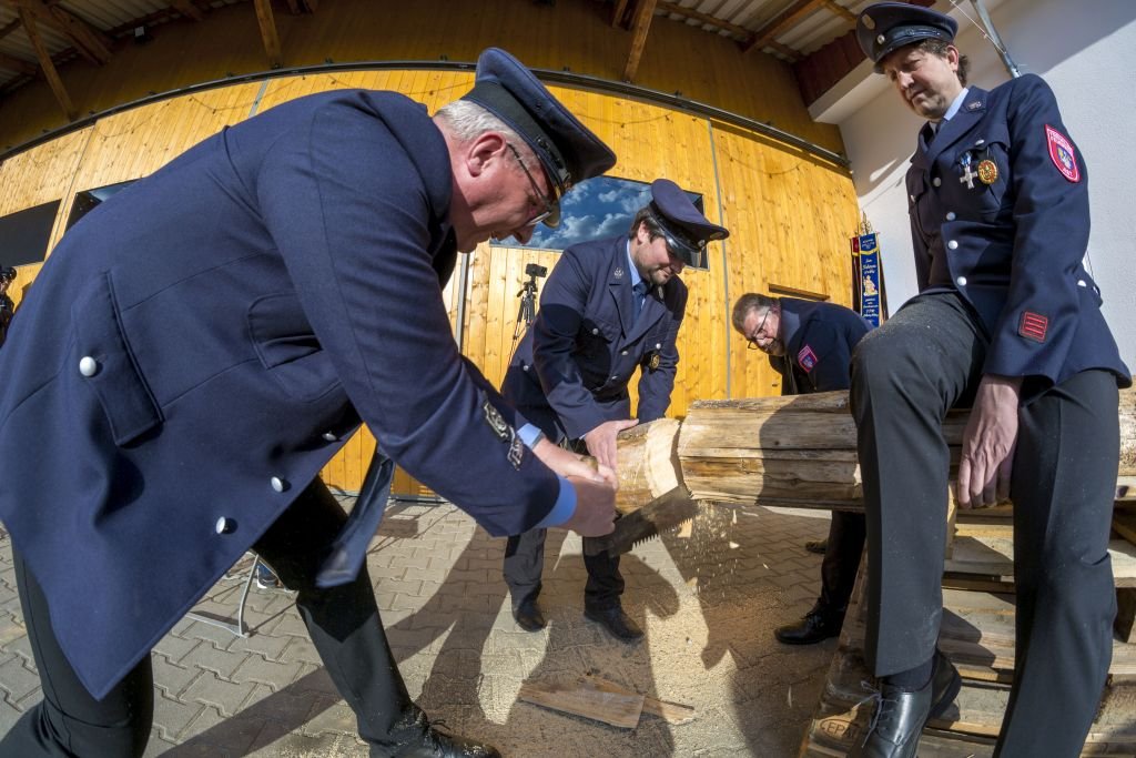 Fahnenmutter und Fahnenbraut bitten