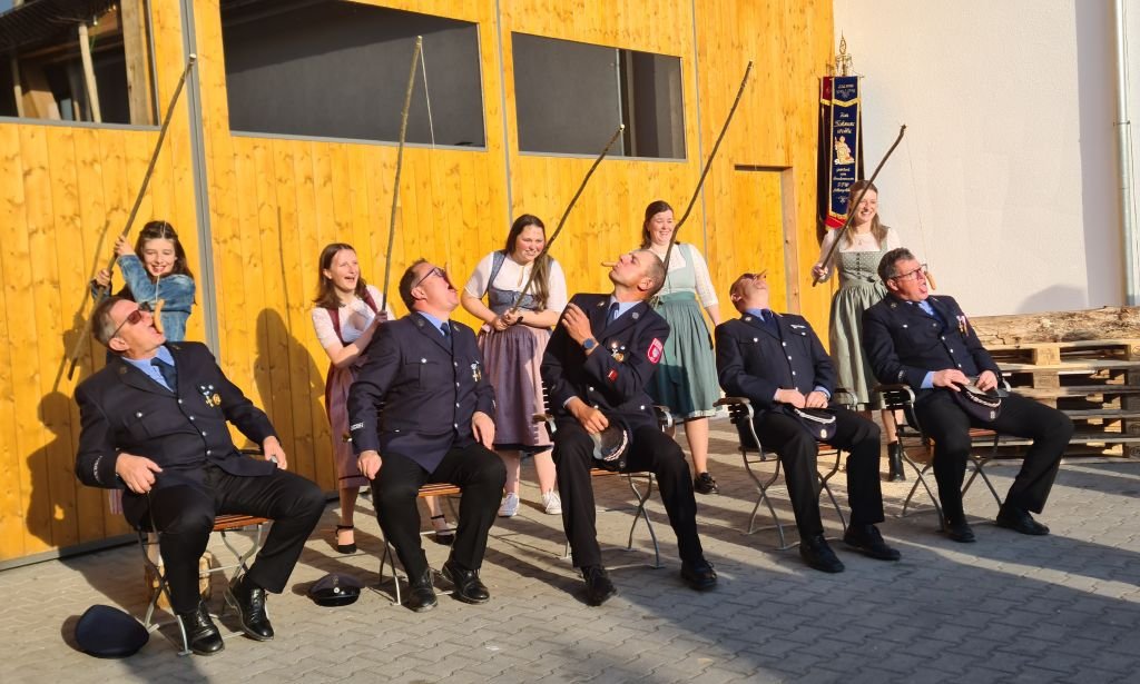 Fahnenmutter und Fahnenbraut bitten