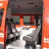 MTW Mannschaftsraum - Das Fahrzeug kann 8 Personen transportieren, Klapptisch zwischen der 2.ten und 3.ten Sitzbank