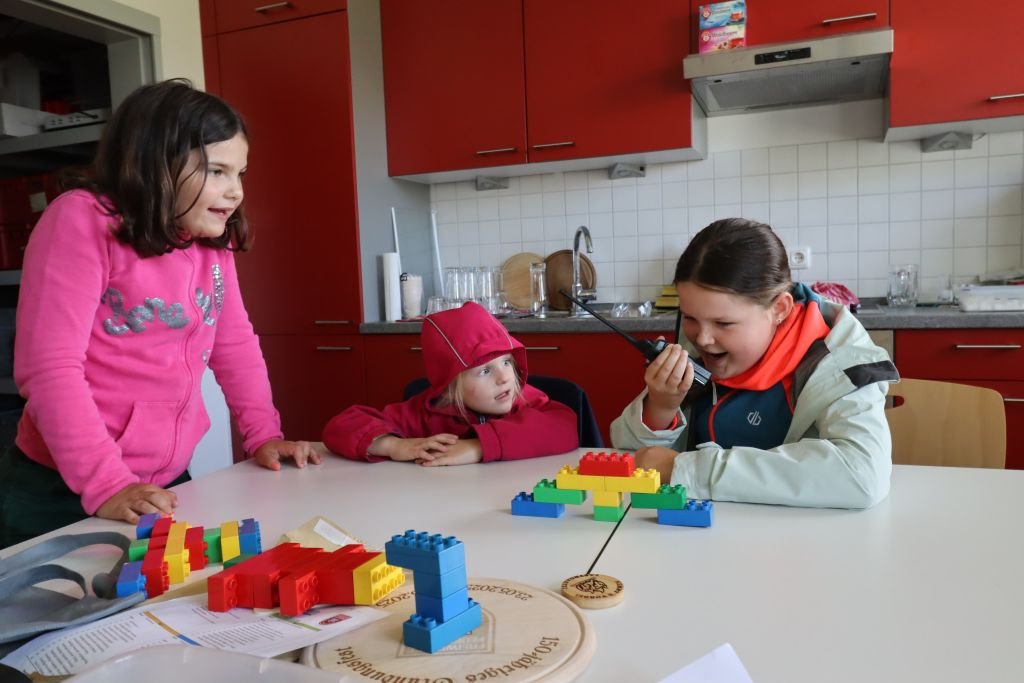 Funkübung, Mittels Funkgerät wurden Anweisungen zum Bau eines LEGO-Projektes erteilt