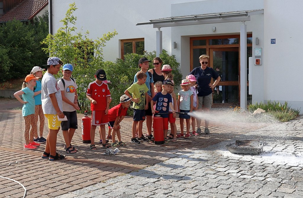 Kinder durften selber mit dem Feuerlöscher umgehen
