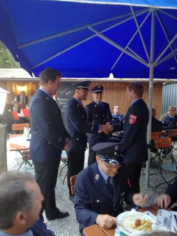 Strasser Andreas erhält den Ärmelstreifen für 20 Jahre aktiven Dienst bei der Feuerwehr