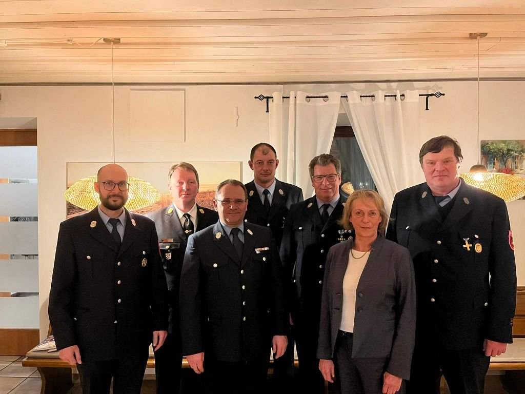 Ehrung für 40 Jahre aktive Dienstzeit bei der Feuerwehr (von links: stv. Kdt Benedikt Nöth, KBI Günter Deller, Kdt Armin Knapp, 2 Vorstand Martin Hörndl, 1 Vorstand Andreas Sterr, BGMin Birgit Gatz, Mitglied Alfred Barta)