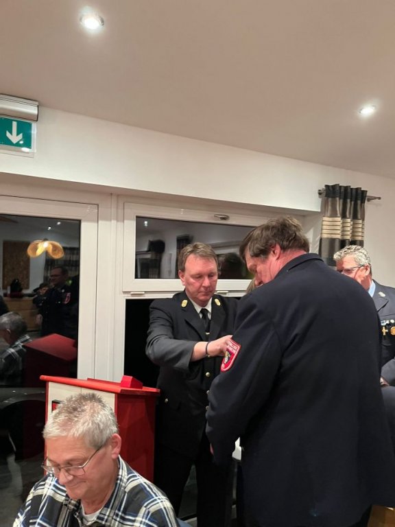 Kamerad Alfred Barta wird für 40 Jahre aktiven Dienst bei der Feuerwehr durch KBI Günter Deller geehrt