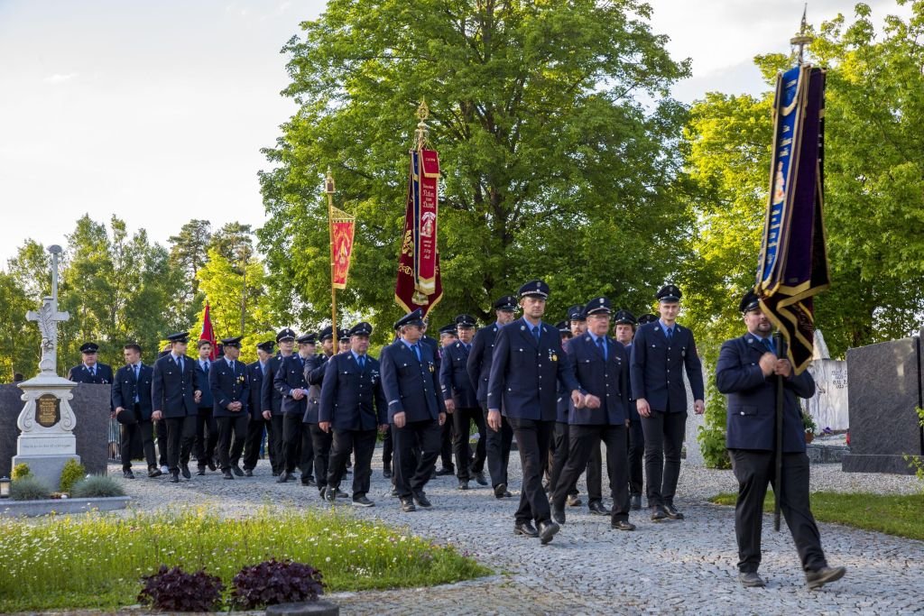 Nach dem Schönwetterbittgang Einzug in die Kirche in Tiefenbach zum Florianiamt